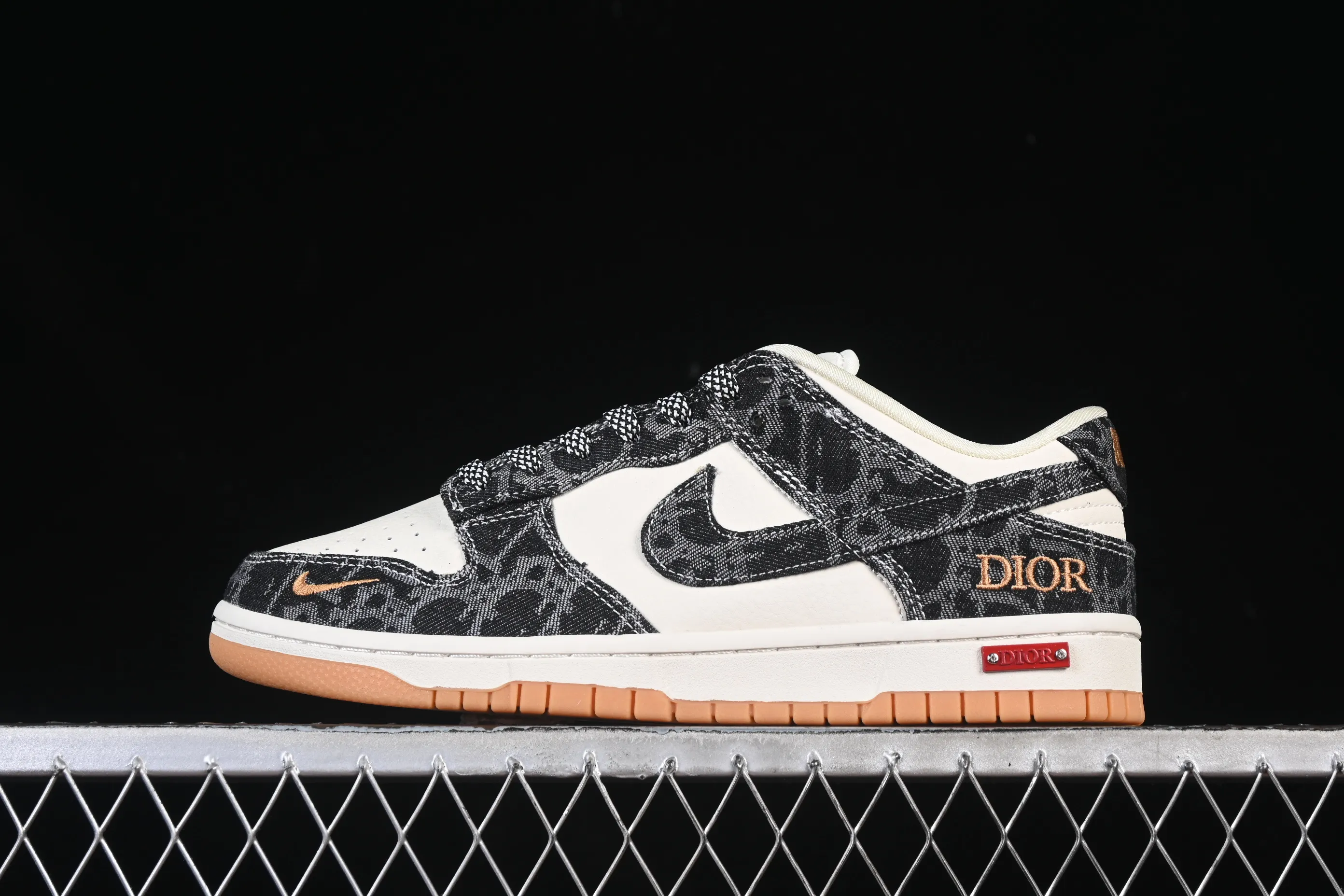 All categories Nk SB Dunk Series Nk SB Dunk Low High-end customized low-top sneakers Nike SB Dunk Low Dior co-branded ink pattern denim High-end customized low-top casual sneakers SD6688-001